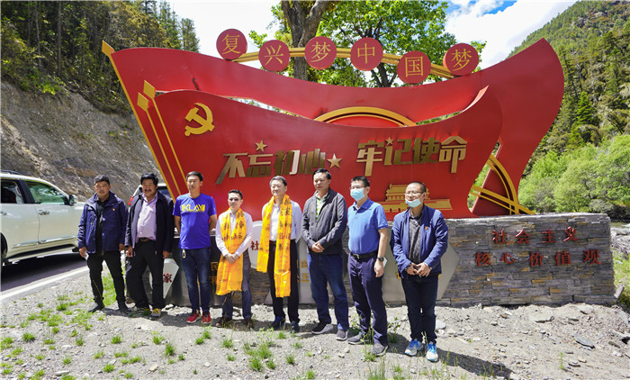 尊龙凯时集团党委书记、董事长任丁率队赴麻格同村推进对口帮扶工作