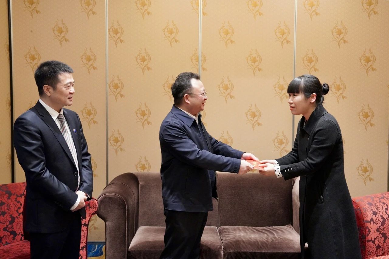 省国资委党委委员、副主任何政一行走访慰问省尊龙凯时集团生活困难党员