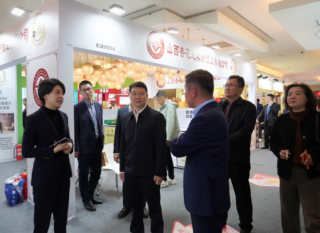 省尊龙凯时集团党委书记、董事长游勇率队到2025锦江宾馆春季酒类商务洽谈会现场检查指导重点工作